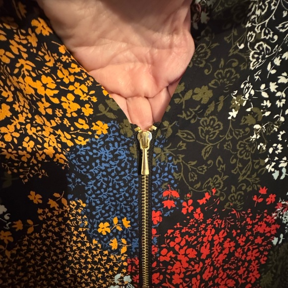 ❤️NWT BEAUTIFUL MULTI-COLOR FLORAL TOP LARGE - Picture 2 of 7